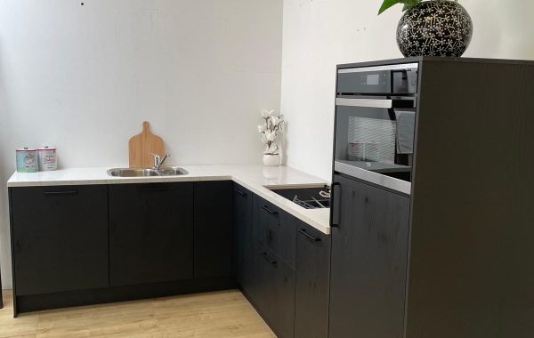 Zwarte showroomhoekkeuken met composiet werkblad exclusief apparatuur/inclusief spoelbak en kraan  € 2995,-
